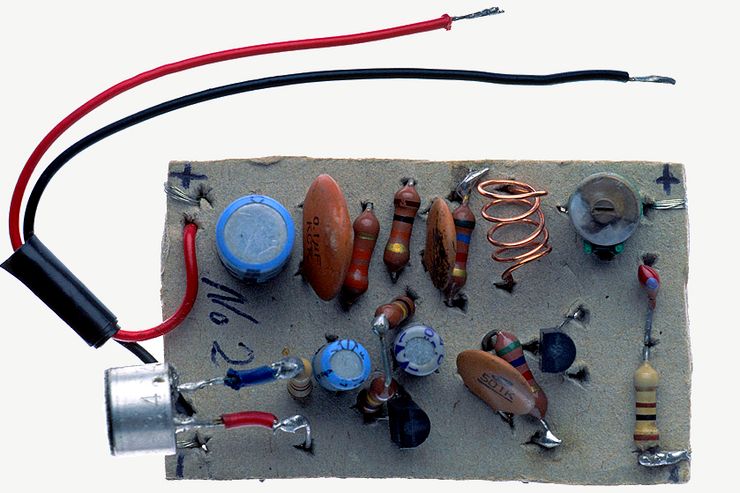 Fluchtst..cke: JVA Wolfenb..ttel. Von einem H..ftling heimlich aus Teilen eines Radiorecorders zusammengel..tetes Abh..rger..t (Batterie fehlt). Wanzen wie diese wurden u. a. in Dienstzimmern versteckt, um Dienstgespr..che zu belauschen und so auf Durchsuchungen vorbereitet zu sein. Als Empf..nger diente ein handels..bliches Radio. Um 1989 in einer Zelle sichergestellt..Escape Tools: Radio transmitter or bug made of radio recorder parts by an inmate of Wolfenb..ttel prison, Germany (battery is missing). Prisoners occasionally manage to install gizmos like this one in guard-rooms to be prepared for upcoming cell searches. Also suitable as a means of cell-to-cell communication among inmates. A standard radio serves as a receiver.