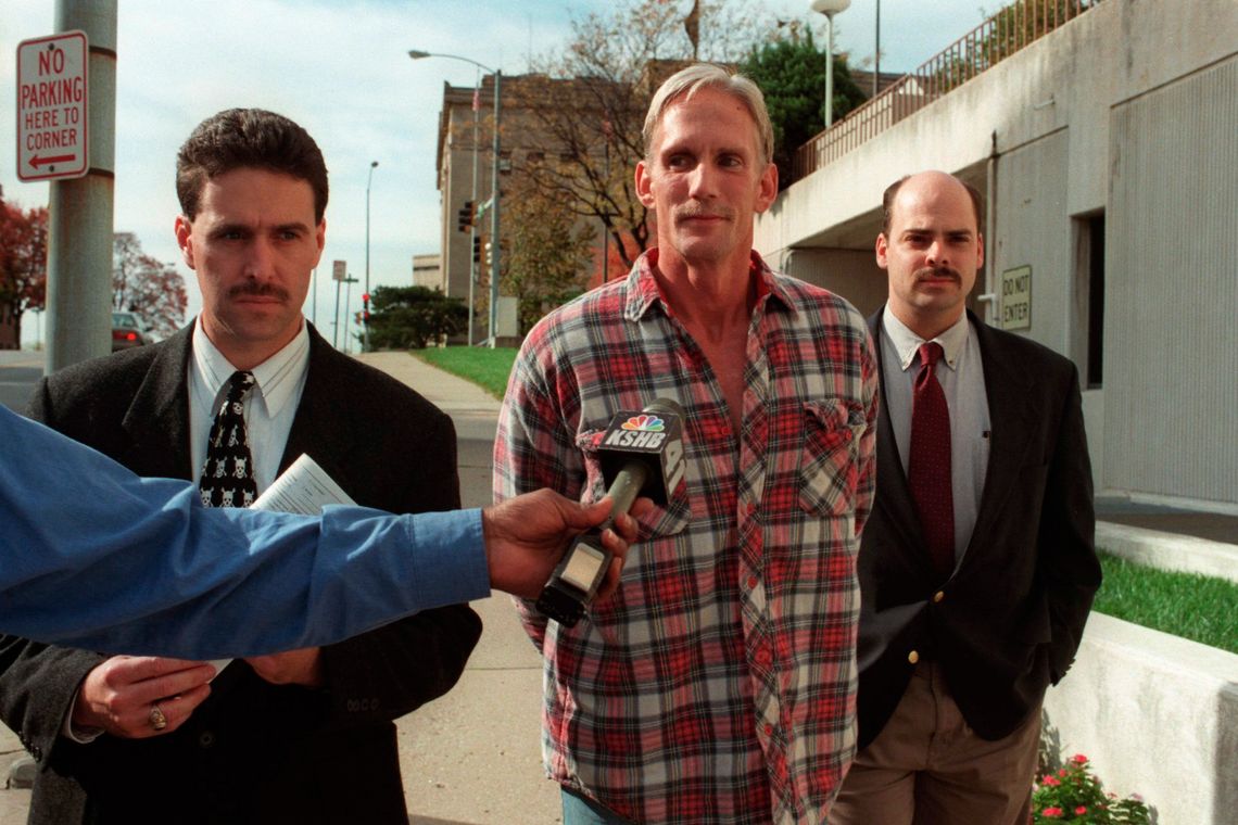 Wesley Ira Purkey, center, who was executed last year, was escorted by police officers in Kansas City, Kansas, in 1998. 