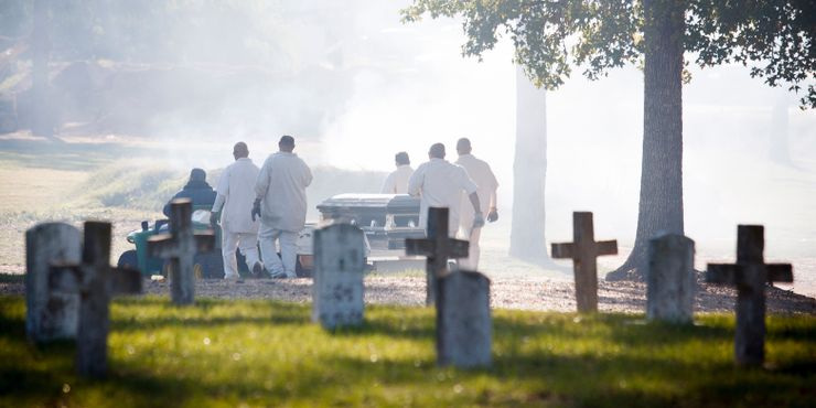 Prisoners buried a coffin at the Texas Department of Criminal Justice’s Captain Joe Byrd Cemetery in Huntsville, Texas in 2011. 