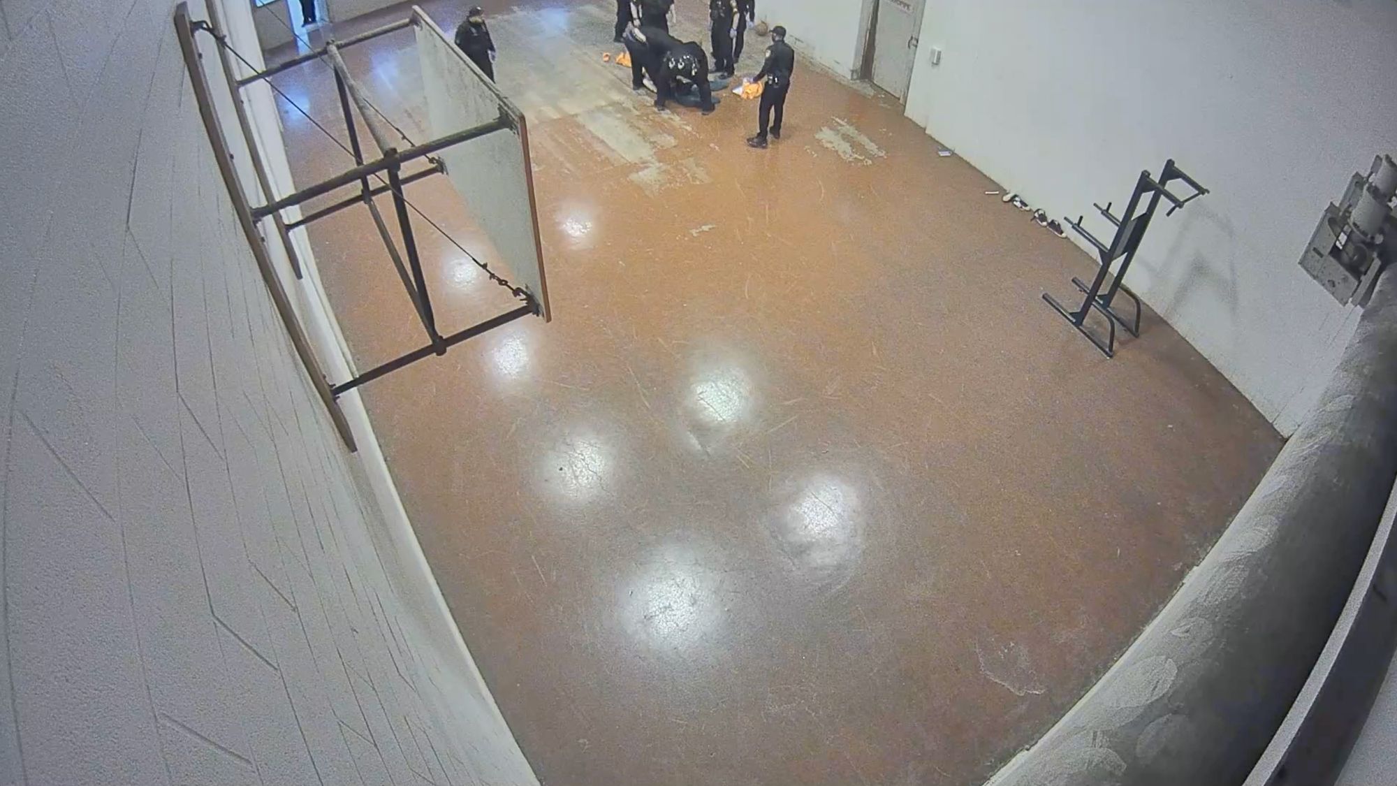 A few seconds later, more officers are suddenly visible in the frame. 