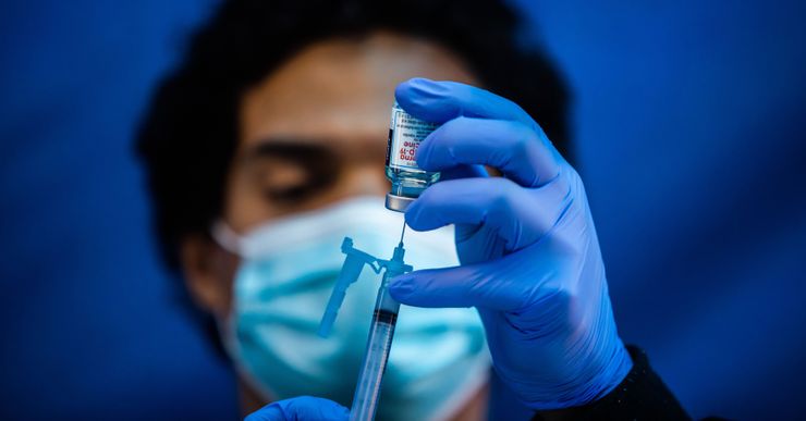 El médico Robert Gilbertson llena una jeringa con la vacuna de Moderna contra el COVID-19 para ser administrada en el Kedren Community Health Center en South Central Los Angeles, California, en febrero.