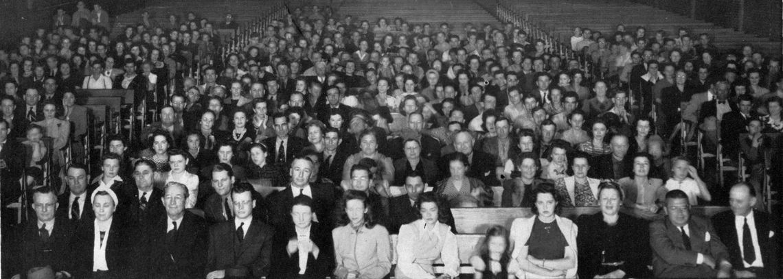 A photograph from the 1942 audience for Thirty Minutes Behind the Walls' fourth anniversary performance.