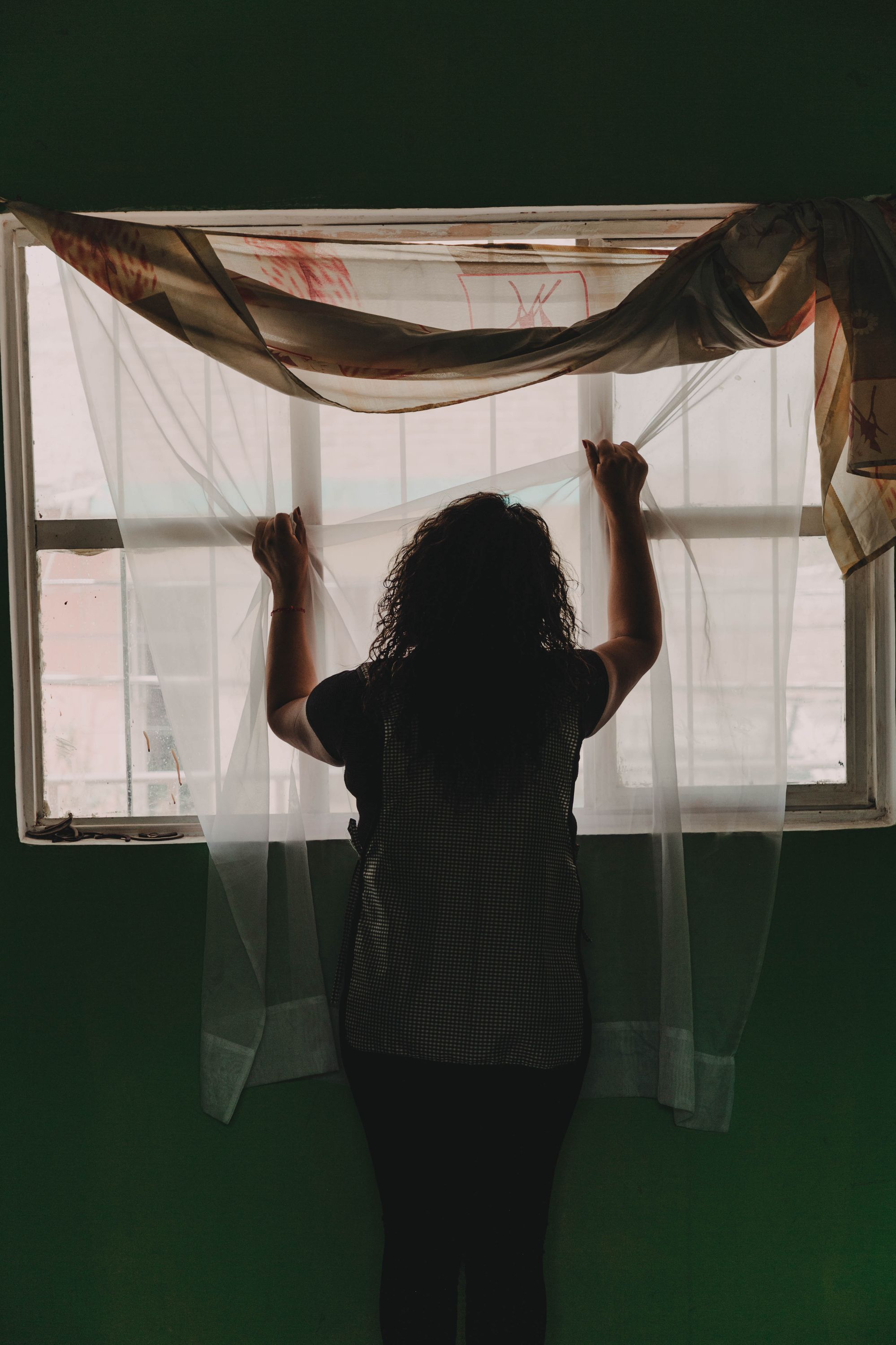 When Esperanza Pacheco saw the suicide attempt of one of her daughters by video call, she wanted to jump out of this window of the frustration and helplessness she felt, all she had to do was grab the bars and squeeze them with all her strength. León, Mexico. June 11,2020.