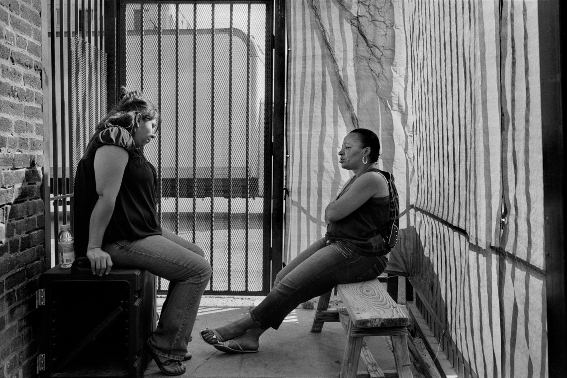 Residents exchanging stories. (Los Angeles, 2008)