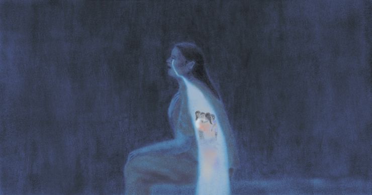 Perfil de una mujer sentada en una cama, en una habitación oscura con un fondo de pizarra azúl negruzca. Ella está cantando, con lágrimas que bajan por su mejilla izquierda. A medida que las lágrimas descienden por su hombro izquierdo, el flujo se ensancha. En el flujo se representa un recuerdo de ella abrazando a sus hijos. 
