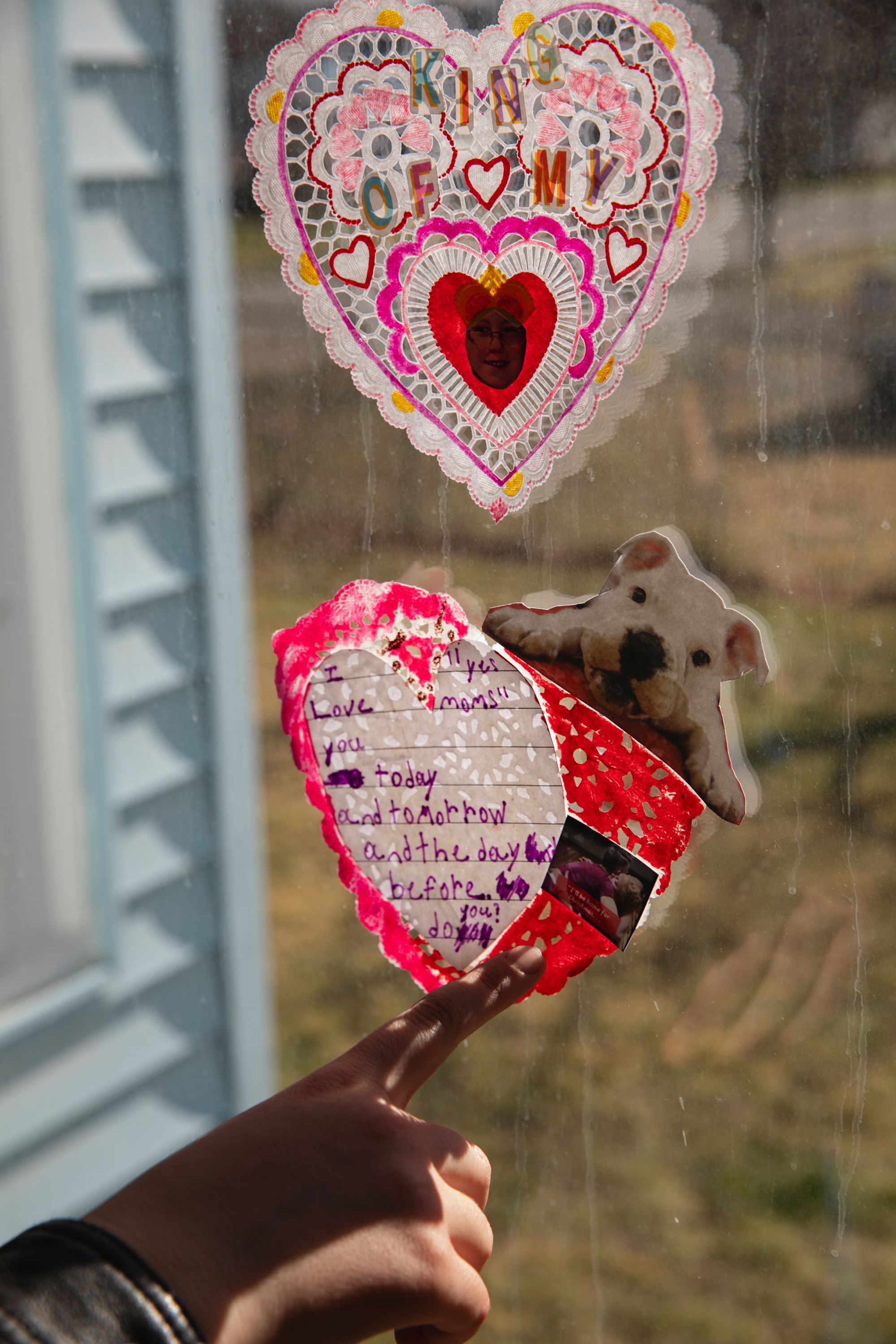 A heart shaped note reads: "I love you moms!! Today and tomorrow and the day before. Do you?"