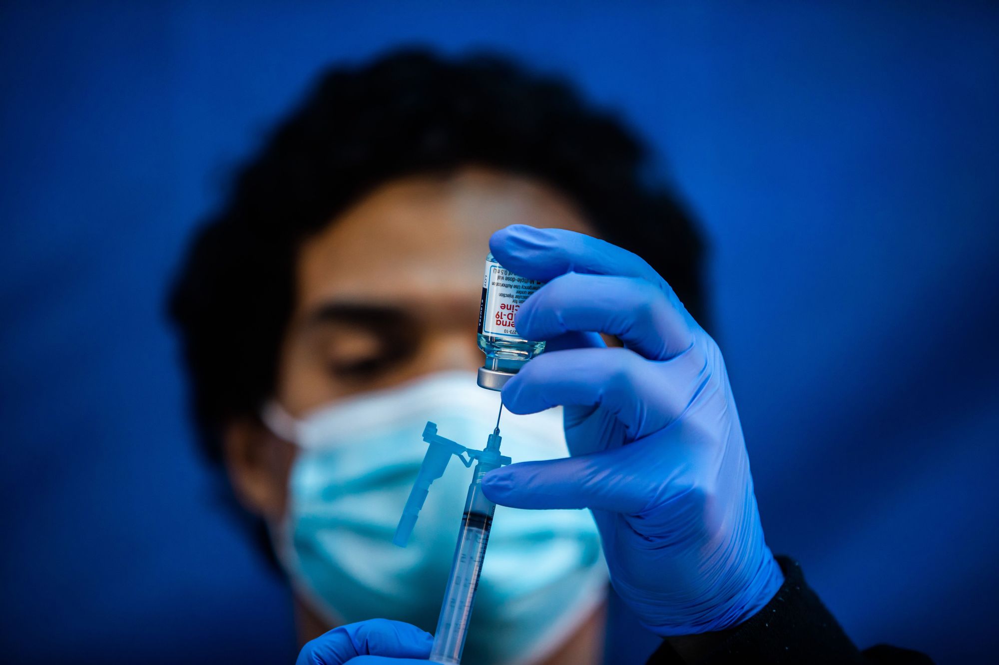 El médico Robert Gilbertson llena una jeringa con la vacuna de Moderna contra el COVID-19 para ser administrada en el Kedren Community Health Center en South Central Los Angeles, California, en febrero.