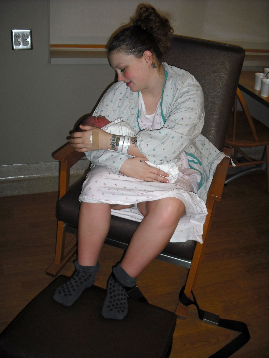 Seaver bound to a hospital chair after giving birth to Jazzlynn in 2011. 
