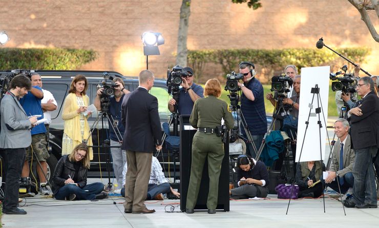 Reporters surround an Orange County Sheriff during a press conference about three men who escaped the Central Men’s Jail in January 2016.